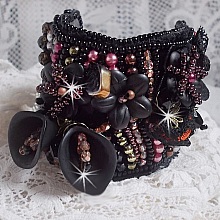Bracelet manchette Midnight Daisy, rien que des perles nacr&eacute;es et des fleurs.